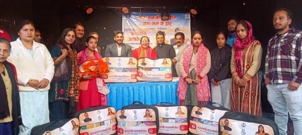 पात्र महिलाओं को महालक्ष्मी किट भेंट करते विधायक व एसडीएम पात्र महिलाओं को महालक्ष्मी किट भेंट करते विधायक व एसडीएम