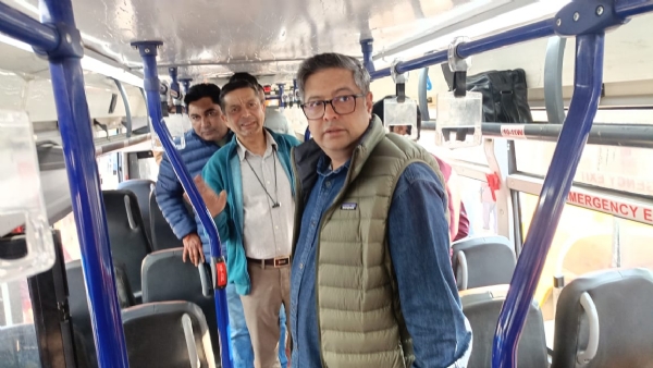 इलेक्ट्रिक बस का निरीक्षण करते हुए विधायक और अन्य।