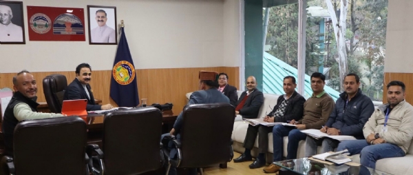 बैठक में मौजूद बोर्ड अध्यक्ष और अन्य।