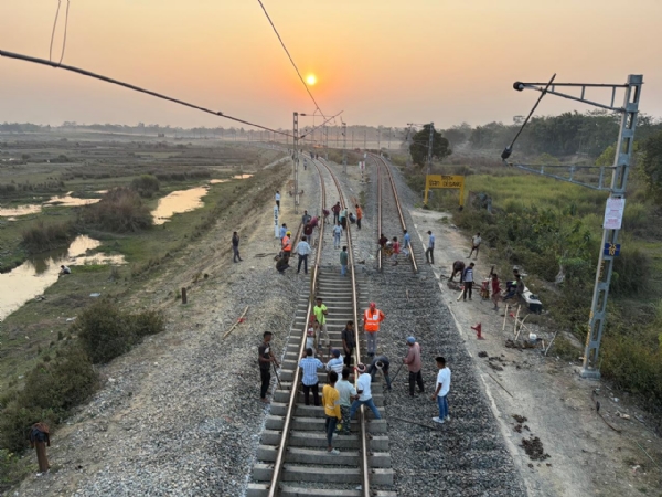 पूर्वोत्तर सीमांत रेलवे के ट्रैक कर्व का दृश्य
