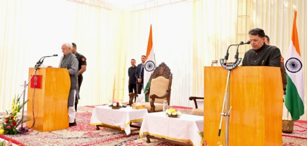 उपराज्यपाल सिन्हा ने शांतमनु को जम्मू-कश्मीर के निर्वाचन आयुक्त के रूप में शपथ दिलाई उपराज्यपाल सिन्हा ने शांतमनु को जम्मू-कश्मीर के निर्वाचन आयुक्त के रूप में शपथ दिलाई