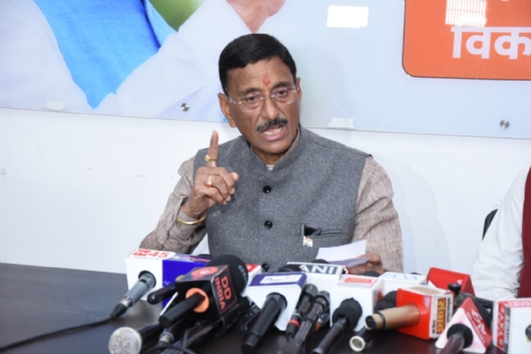 प्रेस वार्ता में बोलते हुए संजय सेठ प्रेस वार्ता में बोलते हुए संजय सेठ