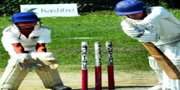 अंडर-14 क्रिकेट टूर्नामेंट  के फाइनल मुकाबले में शॉट मारता खिलाड़ी।