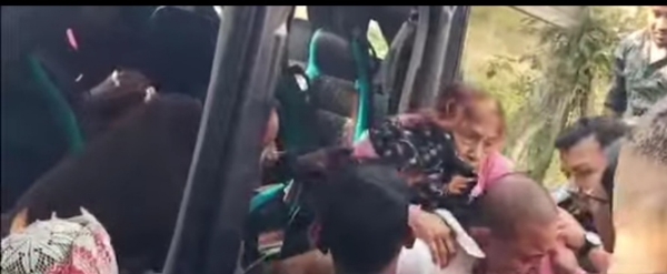 माजुली जा रही बस दुर्घटनाग्रस्त 11 घायल माजुली जा रही बस दुर्घटनाग्रस्त 11 घायल