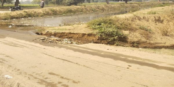 नहर का तटबंध टूटा, खेतों में भरा पानी