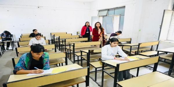 जिलाधिकारी ने परीक्षा केंद्रों पर मारा छापा, परीक्षार्थियों से संवाद कर बढ़ाया आत्मविश्वास