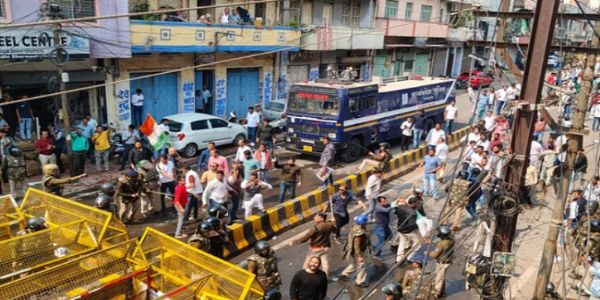 इंदौर में प्रदर्शन के दौरान भाजयुमो-कांग्रेस कार्यकर्ता भिड़े, एक-दूसरे पर फेंके पत्थर-टमाटर-संतरे