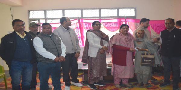 विधायक कमलेश ठाकुर ने 41 जरूरतमंदों को बांटे सहायता राशि के चेक