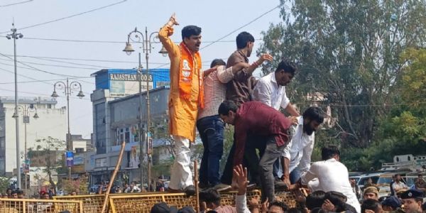 एआई समिट के विरोध को सड़कों पर उतरा भाजयुमो