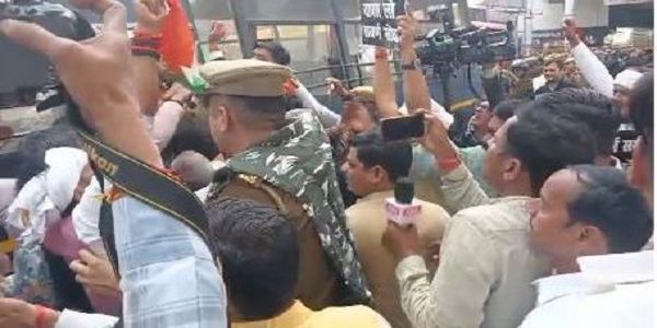 लखनऊ में यूजीसी के खिलाफ सवर्णों ने प्रदर्शन किया