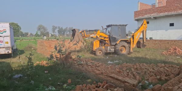17 हजार वर्ग मीटर में फैली अवैध कॉलोनी पर चला बुलडोजर