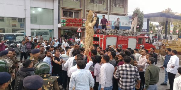 जबलपुरः भाजपा पर कांग्रेस ने लगाया कार्यालय पर हमले का आरोप, पुलिस से धक्का-मुक्की