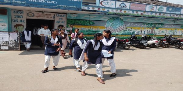 हिंदी के पर्चे के साथ 10वीं की परीक्षा शुरू, पहले प्रश्न पत्र में 151 छात्र रहे अनुपस्थित