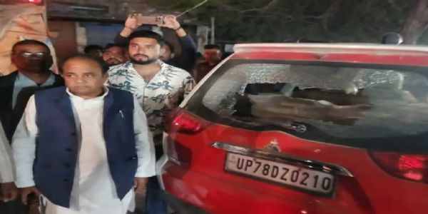 पूर्व विधायक की गाड़ी में पथराव करने वाले दो युवक गिरफ्तार, एक फरार