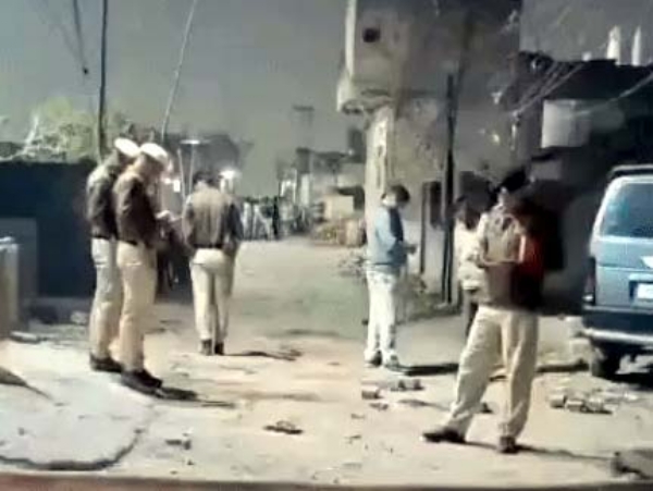 घटना स्थल पर जांच करते पुलिस अधिकारी और फोरेंसिक टीम घटना स्थल पर जांच करते पुलिस अधिकारी और फोरेंसिक टीम