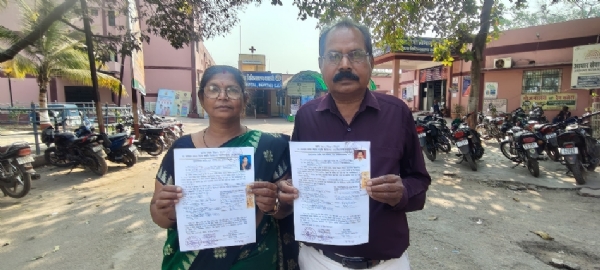 जिला अस्पताल परिसर में देहदान की घोषणा पत्र के साथ दिनेश्वरी साहू एवं यादराम साहू।