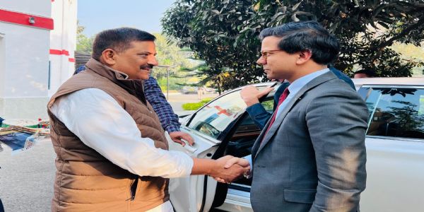 पटना में इंग्लैंड के एआई मंत्री कनिष्क नारायण जदयू के कार्यकारी अध्यक्ष से मुलाकात के दौरान