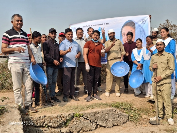 कोरबा आयुक्त ने दादर तालाब पहुंच कर टीम के साथ किया सफाई का कार्य, स्वच्छता में सबकी सहभागिता का किया आव्हान