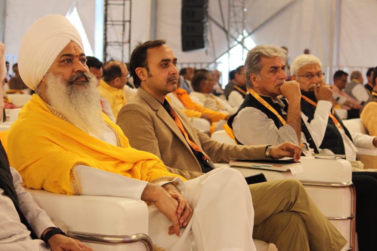 कार्यक्रम में आए हुए लोग