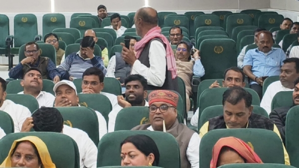 जिला पंचायत बोर्ड की बैठक में उपस्थित सदस्य