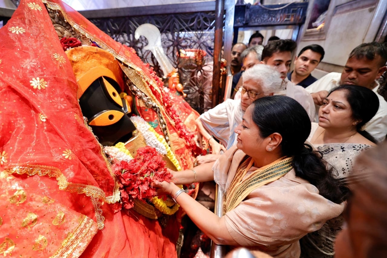 कालीघाट में दिल्ली की मुख्यमंत्री रेखा गुप्ता कालीघाट में दिल्ली की मुख्यमंत्री रेखा गुप्ता