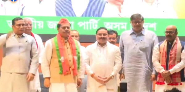 असमः प्रदेश भाजपा के अध्यक्ष दिलीप सैकिया की उपस्थिति में भाजपा की सदस्यता ग्रहण करते असम प्रदेश कांग्रेस के पूर्व अध्यक्ष भूपेन बोरा। असमः प्रदेश भाजपा के अध्यक्ष दिलीप सैकिया की उपस्थिति में भाजपा की सदस्यता ग्रहण करते असम प्रदेश कांग्रेस के पूर्व अध्यक्ष भूपेन बोरा।