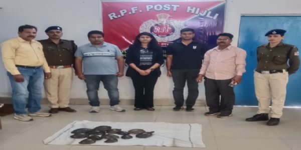 खड़गपुर मंडल में बड़ी कार्रवाई, ट्रेन से मिले 13 सॉफ्ट शेल कछुए