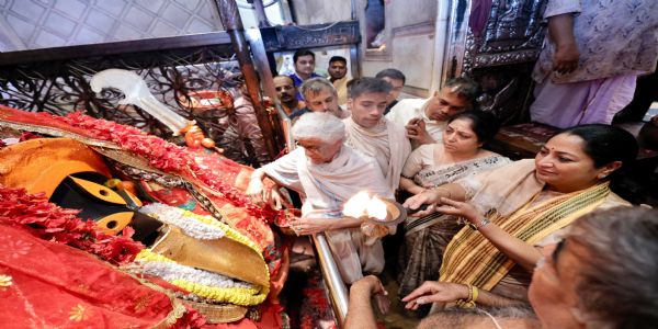 मुख्यमंत्री रेखा गुप्ता कालीघाट मंदिर में मां काली के श्रीचरणों में हुईं नतमस्तक