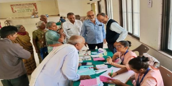 श्री सतुआबाबा विद्यासंकुल में नेत्र जांच शिविर का आयोजन