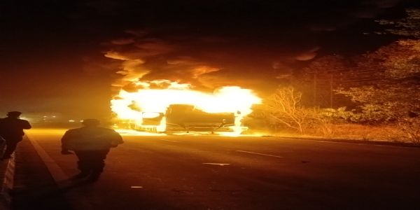 चलती स्लीपर बस में लगी भीषण आग