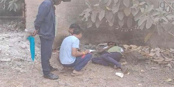 झाड़ियों में एक अज्ञात व्यक्ति का मिला शव, पुलिस जांच में जुटी