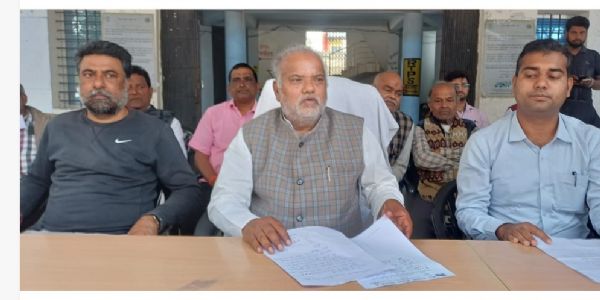 दो आपदा पीड़ित परिवारों को मंत्री ने दिया अनुदान राशि