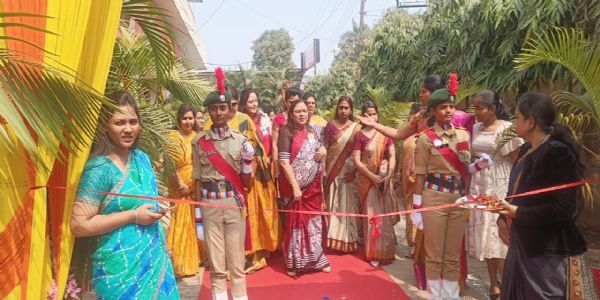 प्रदर्शनी छात्राओं को व्यवहारिक दृष्टि प्रदान कर उन्हें आत्मनिर्भर बनने की दिशा में प्रेरित करती है : कुलपति