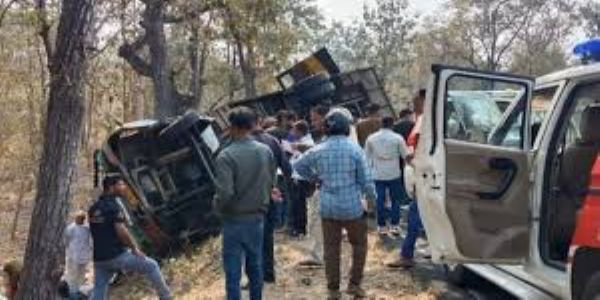 छिंदवाड़ा में महाकाल ट्रैवल्स की बस पलटी, 15 यात्री घायल, 2 वर्षीय बच्चे सहित तीन की हालत गंभीर