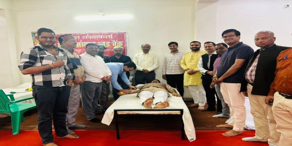 सर संघचालक गुरु जी की जन्म जयंती पर लगा रक्तदान शिविर, 55 रक्तवीरों ने दिया रक्त