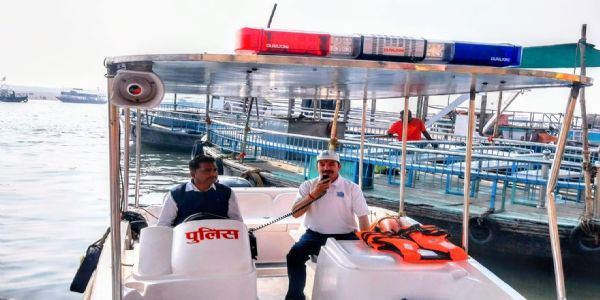 वाराणसी में नौका दुर्घटना के बाद गंगा तट पर यात्रियों को स्वच्छता और सुरक्षा के प्रति किया सचेत