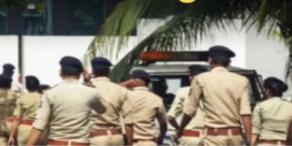 अबैध निर्माण रुकवाने गई पुलिस से मारपीट, महिला सिपाही की वर्दी फाड़ी