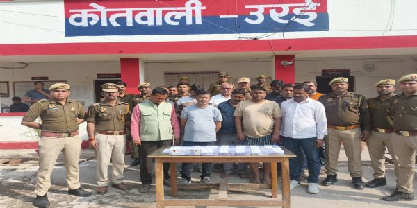 जुआ खेल रहे 11 लोग पकड़े गए