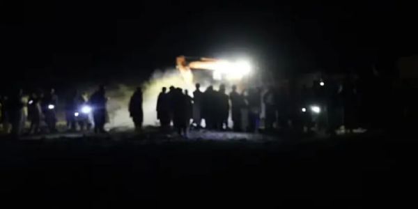 पाकिस्तान के हवाई हमले में अफगानिस्तान के नांगरहार प्रांत में कई घर मलबे में तबदील हो गए। इस बीच अंधेरा छाया गया। फोटो - ओमिड रेडियो पाकिस्तान के हवाई हमले में अफगानिस्तान के नांगरहार प्रांत में कई घर मलबे में तबदील हो गए। इस बीच अंधेरा छाया गया। फोटो - ओमिड रेडियो