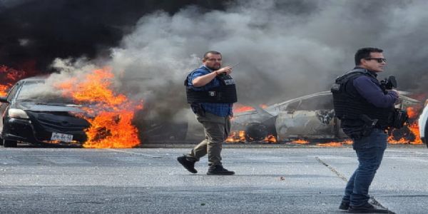 मेक्सिको में ड्रग माफिया एल मेंचो की मौत के बाद हिंसा भड़क गई है। जापोपान में संगठित अपराध समूह के सदस्यों ने रास्ता रोकने के लिए गाड़ियों में आग लगा दी। सूचना मिलते ही पुलिस पहुंची। फोटो - इंटरनेट मीडिया