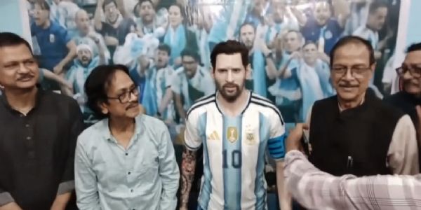 मेसी की प्रतिमा अनावरण सामारोह में शामिल मेसी की प्रतिमा अनावरण सामारोह में शामिल