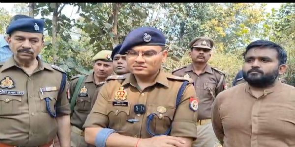 घटना की जानकारी देते पुलिस अधीक्षक