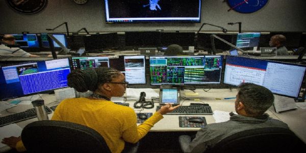 नासा से संबद्ध हबल फ्लाइट ऑपरेशन टीम के सदस्य फैथम डोनाल्ड और बिजल पटेल मिशन ऑपरेशन रूम में हबल स्पेस टेलीस्कोप को कमांड करने के बारे में चर्चा करते हुए। फोटो- नासा/गोडार्ड रेबेका रोथ नासा से संबद्ध हबल फ्लाइट ऑपरेशन टीम के सदस्य फैथम डोनाल्ड और बिजल पटेल मिशन ऑपरेशन रूम में हबल स्पेस टेलीस्कोप को कमांड करने के बारे में चर्चा करते हुए। फोटो- नासा/गोडार्ड रेबेका रोथ