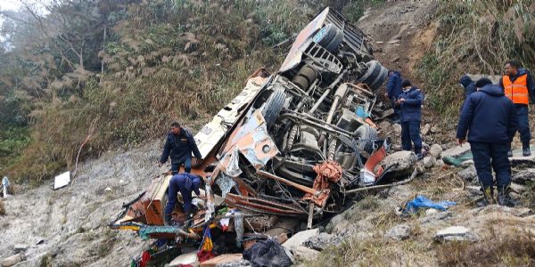 दुर्घटनाग्रस्त यात्री बस दुर्घटनाग्रस्त यात्री बस