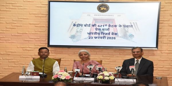 प्रेस को संबोधित करते हुए वित्त मंत्री निर्मला सीतारमण प्रेस को संबोधित करते हुए वित्त मंत्री निर्मला सीतारमण