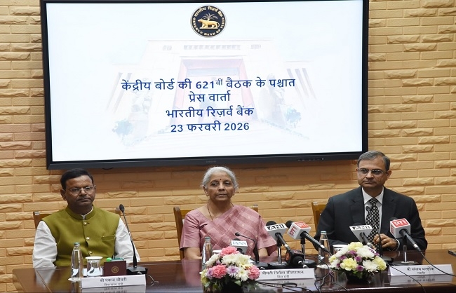 प्रेस को संबोधित करते हुए आरबीआई गवर्नर संजय मल्होत्रा