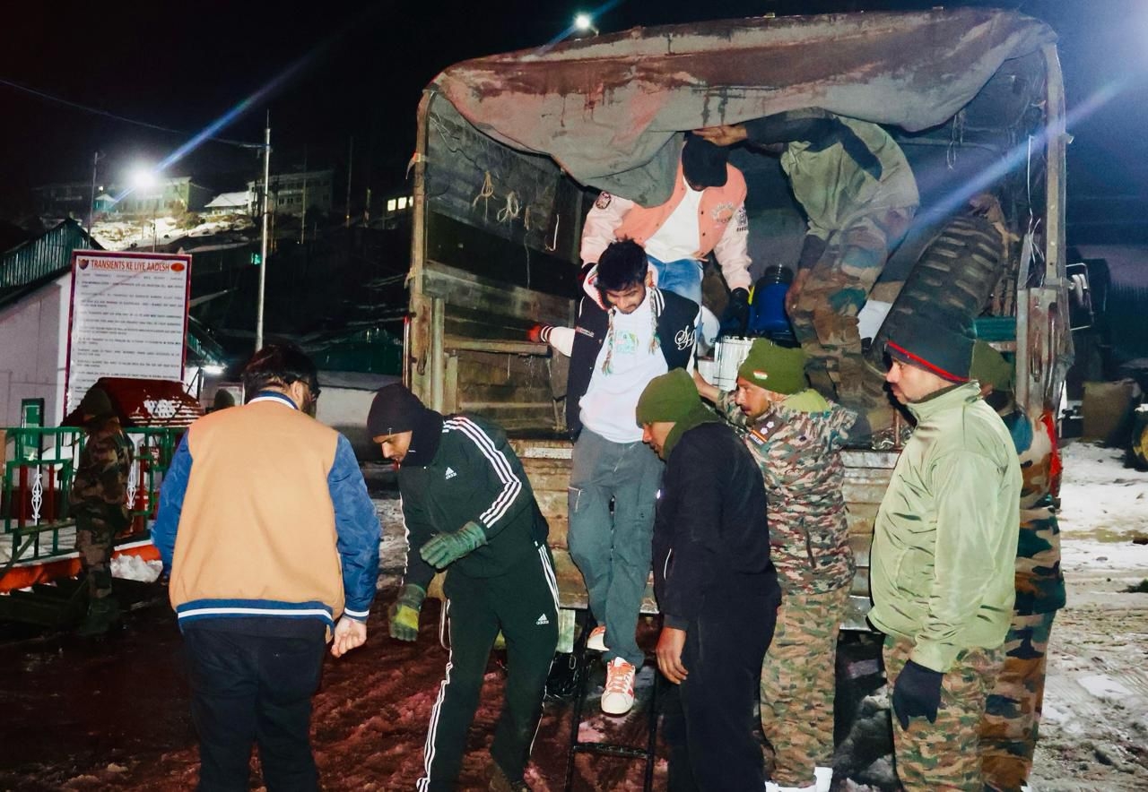 फसेका पर्यटकहरूको उद्दार