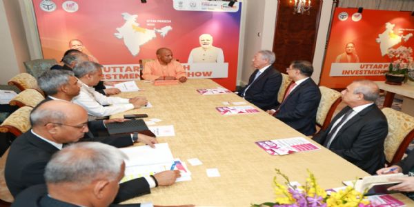 सिंगापुर में मुख्यमंत्री योगी बैठक करते हुए सिंगापुर में मुख्यमंत्री योगी बैठक करते हुए