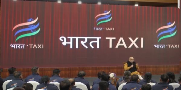 केंद्रीय सहकारिता मंत्री अमित शाह सोमवार को यहां भारत टैक्सी के सारथियों (चालकों) के साथ संवाद करते हुए