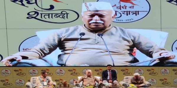 पूर्व सैनिकाें व पूर्व अधिकारियाें के सवाल का जवाब देते भागवत। पूर्व सैनिकाें व पूर्व अधिकारियाें के सवाल का जवाब देते भागवत।